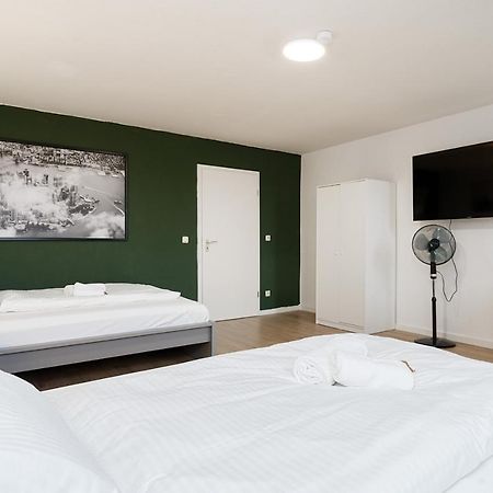 Einfach Aber Sehr Komfortabel - Wohnung Fuer 6 Personen - 2Xwc - Grupen, Messe, Monteure, Studenten - Voll Ausgestattet - 6 Betten 140X200Cm Hochwertig, 3 Smart-Tv 55 Zoll Netflix, 1000 Mbit Wlan, Voll Ausgestattete Kueche Duisburg Kültér fotó