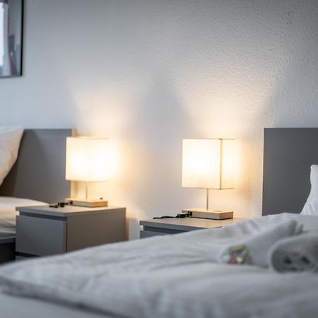 Einfach Aber Sehr Komfortabel - Wohnung Fuer 6 Personen - 2Xwc - Grupen, Messe, Monteure, Studenten - Voll Ausgestattet - 6 Betten 140X200Cm Hochwertig, 3 Smart-Tv 55 Zoll Netflix, 1000 Mbit Wlan, Voll Ausgestattete Kueche Duisburg Kültér fotó