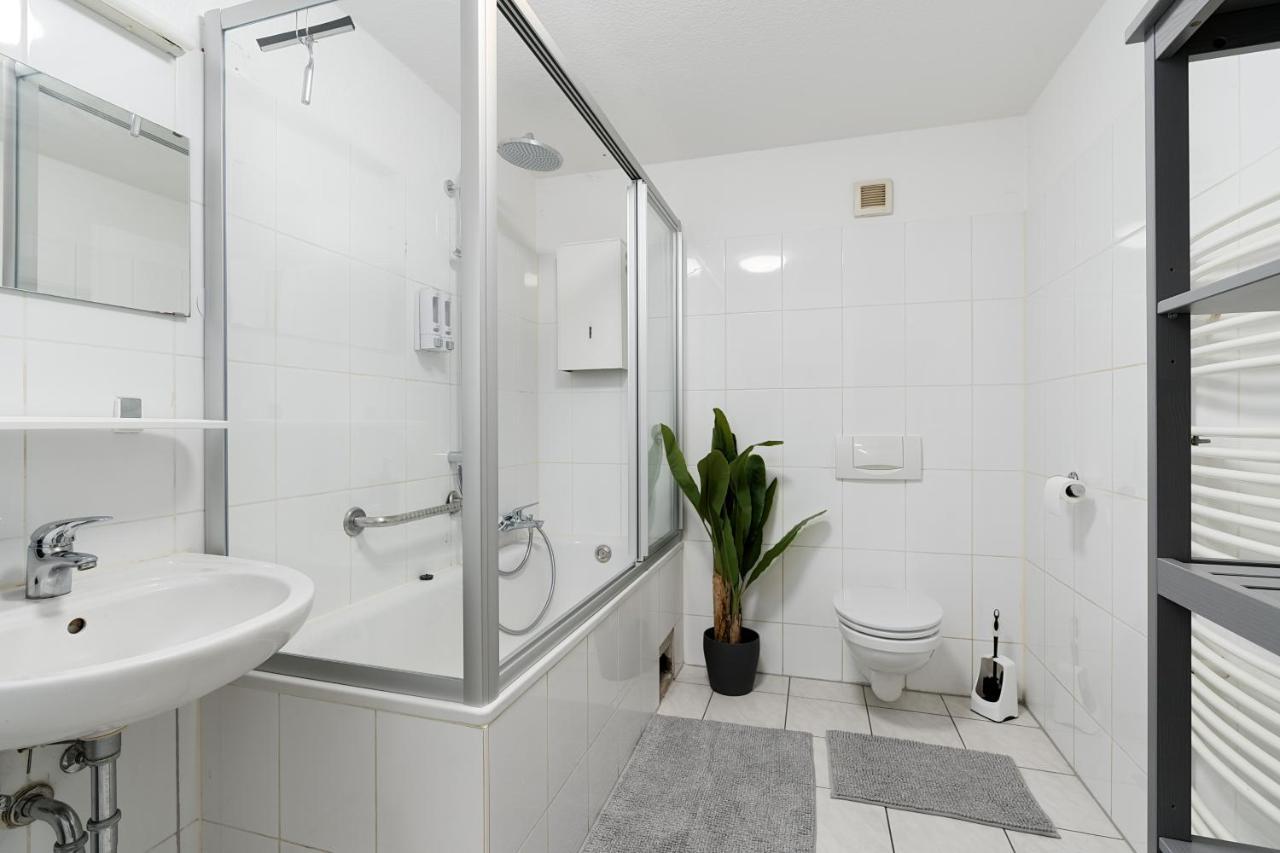 Einfach Aber Sehr Komfortabel - Wohnung Fuer 6 Personen - 2Xwc - Grupen, Messe, Monteure, Studenten - Voll Ausgestattet - 6 Betten 140X200Cm Hochwertig, 3 Smart-Tv 55 Zoll Netflix, 1000 Mbit Wlan, Voll Ausgestattete Kueche Duisburg Kültér fotó