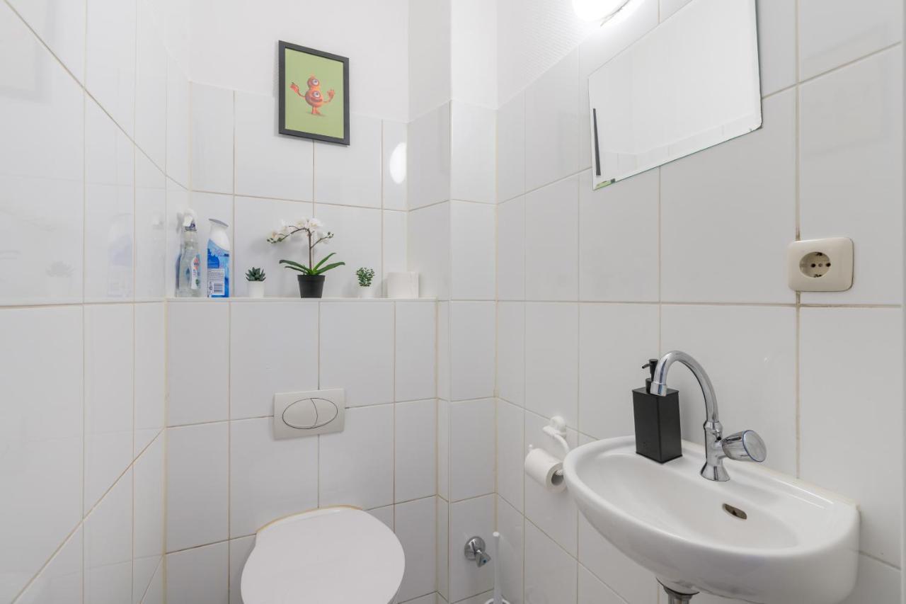 Einfach Aber Sehr Komfortabel - Wohnung Fuer 6 Personen - 2Xwc - Grupen, Messe, Monteure, Studenten - Voll Ausgestattet - 6 Betten 140X200Cm Hochwertig, 3 Smart-Tv 55 Zoll Netflix, 1000 Mbit Wlan, Voll Ausgestattete Kueche Duisburg Kültér fotó