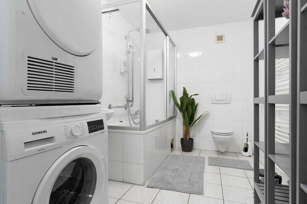 Einfach Aber Sehr Komfortabel - Wohnung Fuer 6 Personen - 2Xwc - Grupen, Messe, Monteure, Studenten - Voll Ausgestattet - 6 Betten 140X200Cm Hochwertig, 3 Smart-Tv 55 Zoll Netflix, 1000 Mbit Wlan, Voll Ausgestattete Kueche Duisburg Kültér fotó