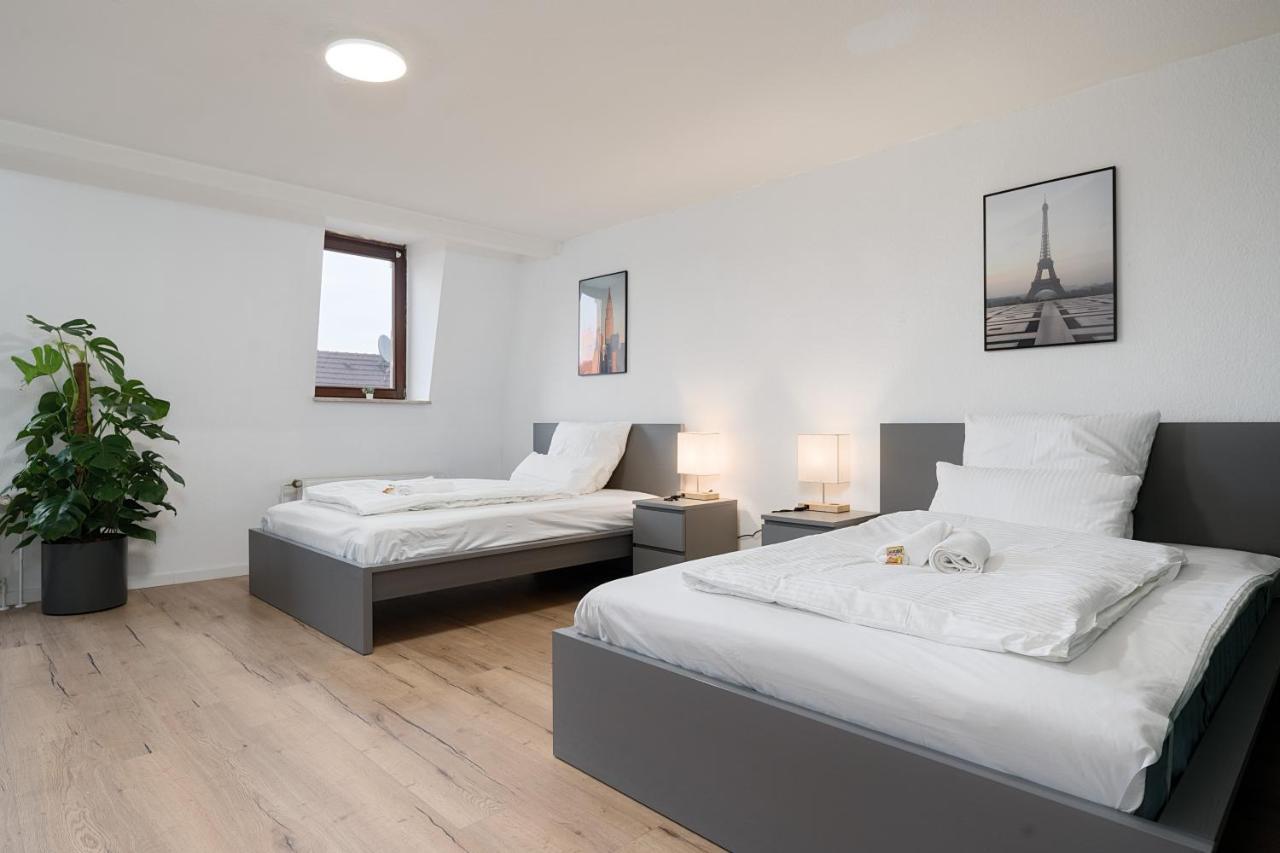 Einfach Aber Sehr Komfortabel - Wohnung Fuer 6 Personen - 2Xwc - Grupen, Messe, Monteure, Studenten - Voll Ausgestattet - 6 Betten 140X200Cm Hochwertig, 3 Smart-Tv 55 Zoll Netflix, 1000 Mbit Wlan, Voll Ausgestattete Kueche Duisburg Kültér fotó