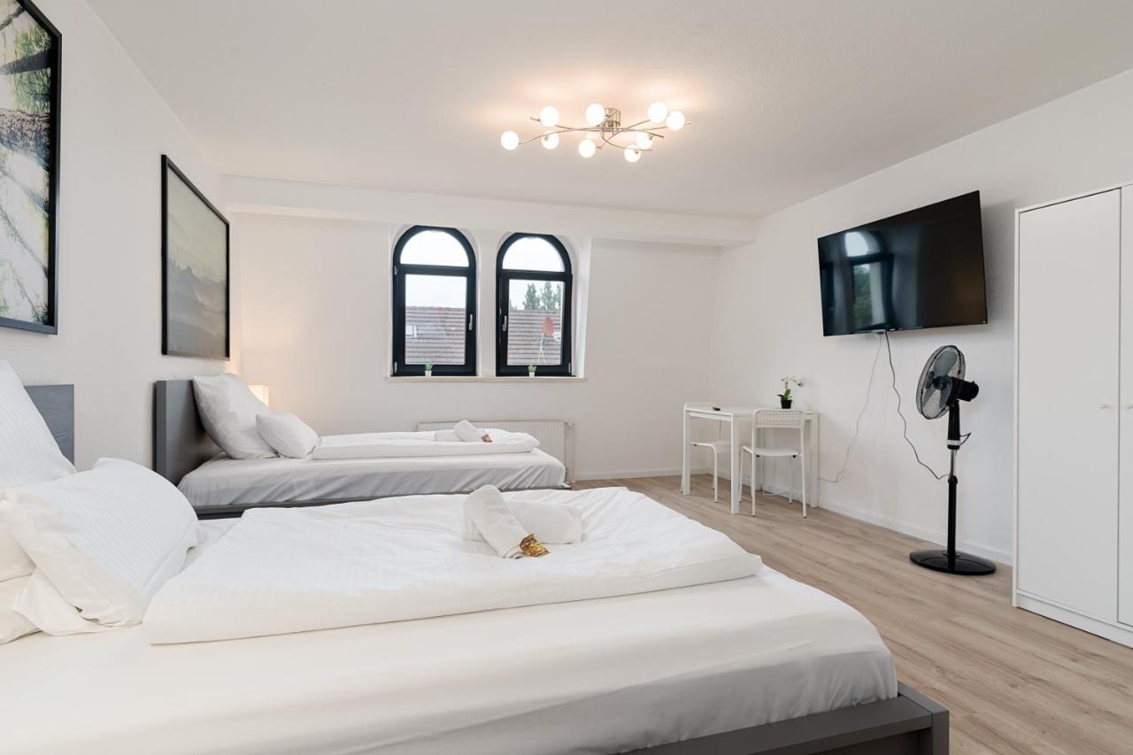 Einfach Aber Sehr Komfortabel - Wohnung Fuer 6 Personen - 2Xwc - Grupen, Messe, Monteure, Studenten - Voll Ausgestattet - 6 Betten 140X200Cm Hochwertig, 3 Smart-Tv 55 Zoll Netflix, 1000 Mbit Wlan, Voll Ausgestattete Kueche Duisburg Kültér fotó