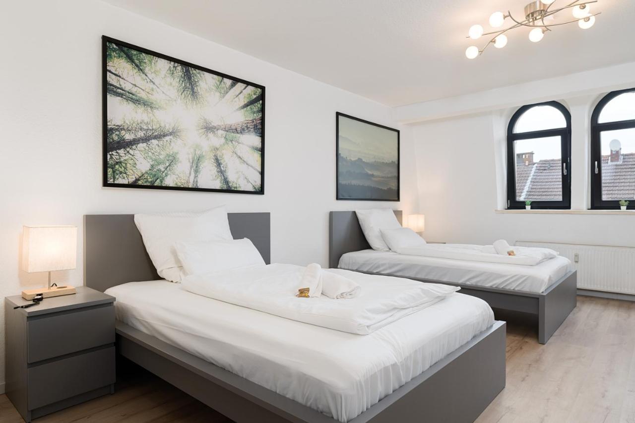 Einfach Aber Sehr Komfortabel - Wohnung Fuer 6 Personen - 2Xwc - Grupen, Messe, Monteure, Studenten - Voll Ausgestattet - 6 Betten 140X200Cm Hochwertig, 3 Smart-Tv 55 Zoll Netflix, 1000 Mbit Wlan, Voll Ausgestattete Kueche Duisburg Kültér fotó