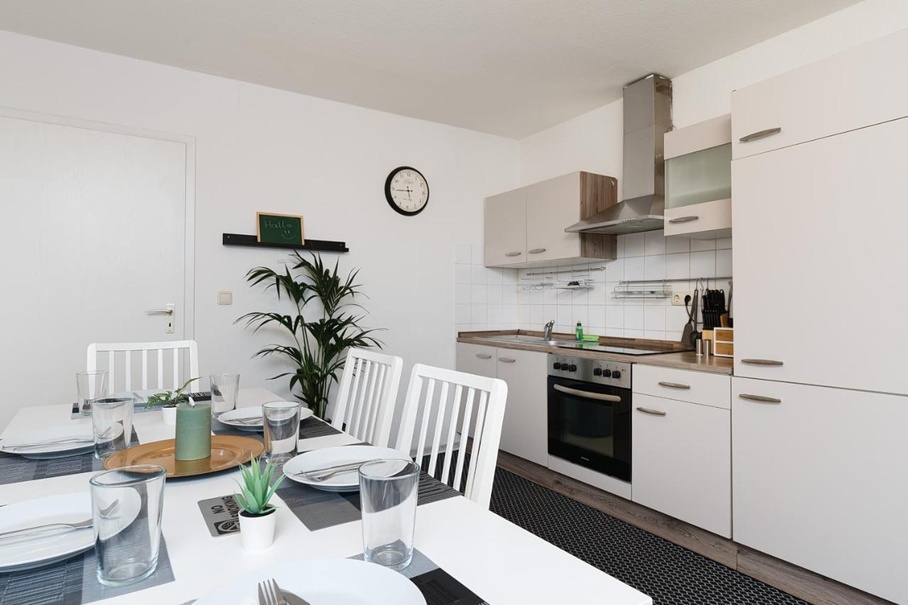 Einfach Aber Sehr Komfortabel - Wohnung Fuer 6 Personen - 2Xwc - Grupen, Messe, Monteure, Studenten - Voll Ausgestattet - 6 Betten 140X200Cm Hochwertig, 3 Smart-Tv 55 Zoll Netflix, 1000 Mbit Wlan, Voll Ausgestattete Kueche Duisburg Kültér fotó
