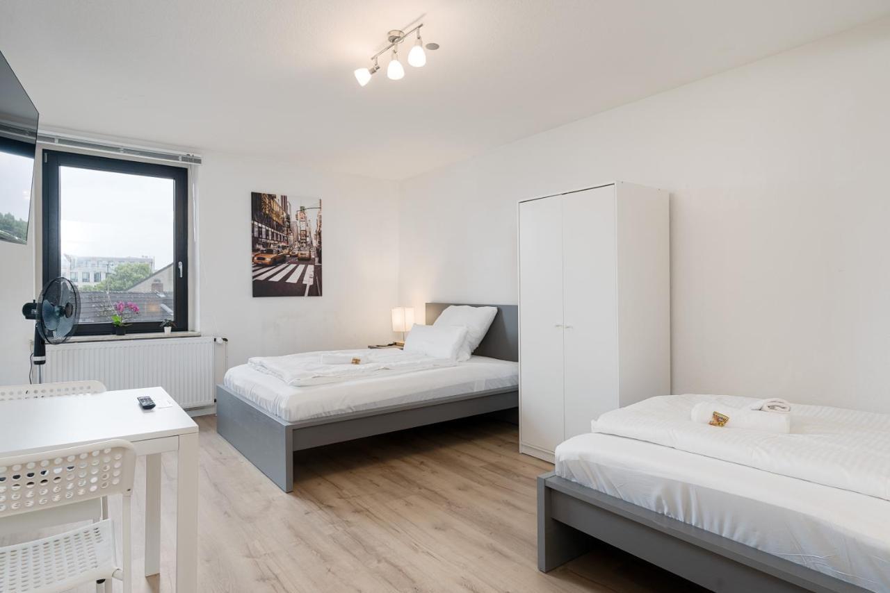 Einfach Aber Sehr Komfortabel - Wohnung Fuer 6 Personen - 2Xwc - Grupen, Messe, Monteure, Studenten - Voll Ausgestattet - 6 Betten 140X200Cm Hochwertig, 3 Smart-Tv 55 Zoll Netflix, 1000 Mbit Wlan, Voll Ausgestattete Kueche Duisburg Kültér fotó