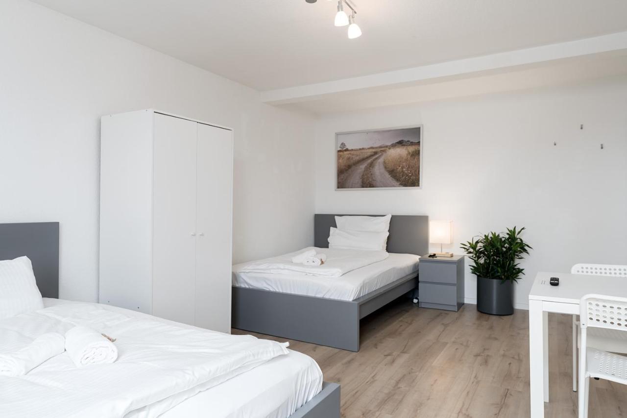 Einfach Aber Sehr Komfortabel - Wohnung Fuer 6 Personen - 2Xwc - Grupen, Messe, Monteure, Studenten - Voll Ausgestattet - 6 Betten 140X200Cm Hochwertig, 3 Smart-Tv 55 Zoll Netflix, 1000 Mbit Wlan, Voll Ausgestattete Kueche Duisburg Kültér fotó